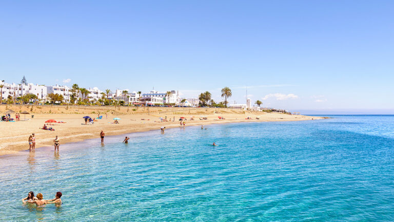 Mojácar sin servicios de playa en Semana Santa: El PSOE carga contra la gestión municipal